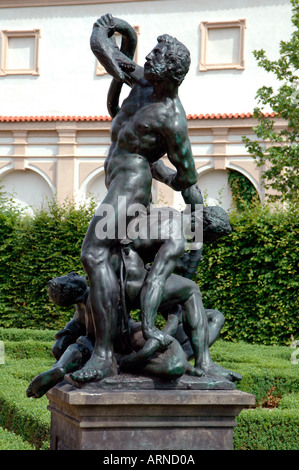 Statua in bronzo raffigurante Laocoonte e i suoi figli all'Avenue di sculture nel Palazzo Wallenstein e giardino piccolo quartiere Praga Repubblica Ceca Foto Stock