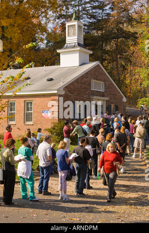 ARLINGTON VIRGINIA USA Gli elettori linea fino in tarda mattinata a votare nelle elezioni presidenziali del villaggio di Lione comunità Casa Foto Stock