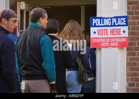 ARLINGTON VIRGINIA USA Gli elettori la linea fino al mattino presto a votare nelle elezioni presidenziali del villaggio di Lione comunità Casa Foto Stock