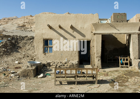 Casa nel vecchio villaggio di Qurna West Bank Luxor Valle del Nilo in Egitto Foto Stock