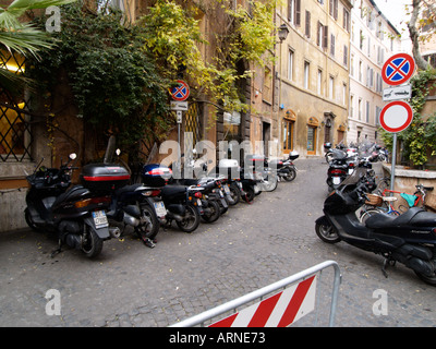Ignorando i segnali stradali e i regolamenti di parcheggio è lo sport nazionale a Roma Italia Foto Stock