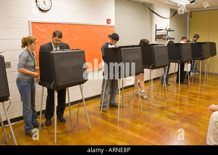 ARLINGTON VIRGINIA USA Gli elettori voti espressi nelle elezioni presidenziali tramite touch screen macchine Foto Stock