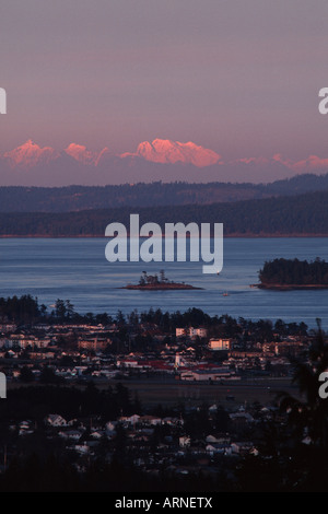Vista di Sidney al tramonto con le montagne della costa al di là, l'isola di Vancouver, British Columbia, Canada. Foto Stock