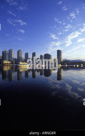 Vista la mattina attraverso False Creek e al centro cittadino di condomini, Vancouver, British Columbia, Canada. Foto Stock