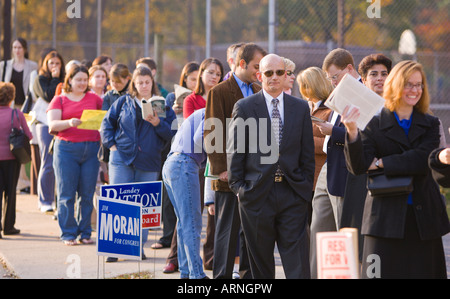 ARLINGTON Virginia STATI UNITI D'AMERICA - Gli elettori la linea fino al mattino presto a votare nelle elezioni presidenziali Foto Stock