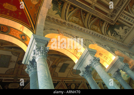 Stati Uniti Stati Uniti d'America Washington DC e la Biblioteca del Congresso la grande sala interna dettaglio ornati con colonne di marmo bianco. Foto Stock