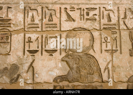 Geroglifici e ritratto di dio Ra presso il tempio di Medinat Habu Luxor West Bank Valle del Nilo in Egitto Foto Stock