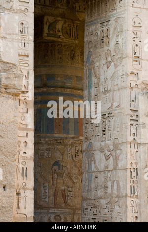 Colonne con rilievi in colonnato della seconda corte Medinat Habu Cisgiordania Luxor Valle del Nilo in Egitto Foto Stock