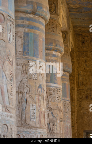 Colonne colorate sotto il porticato della seconda corte Medinat Habu o Habu tempio Cisgiordania Luxor Valle del Nilo in Egitto Foto Stock