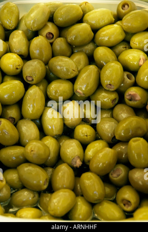 Olive verdi intere salate ingrediente fresco preparato elaborati tutta la marinata di partito greco Grecia Turchia Bagno Turco Foto Stock