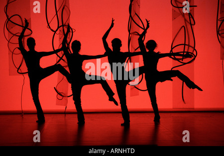 Shobana Jeyasingh asiatica contemporanea ballerini eseguono in Brighton Sussex England Foto Stock