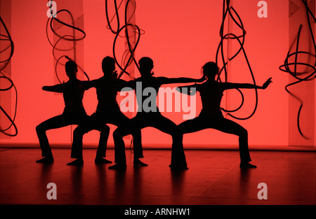 Shobana Jeyasingh asiatica contemporanea ballerini eseguono in Brighton Sussex England Foto Stock