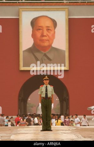 Guardia cinese e il ritratto del Presidente Mao al Tiamanmen porta d'ingresso alla Città Proibita di Pechino Foto Stock
