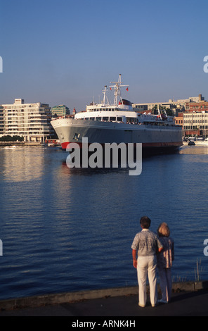 Il Coho lasciando il porto interno, Victoria, Isola di Vancouver, British Columbia, Canada. Foto Stock