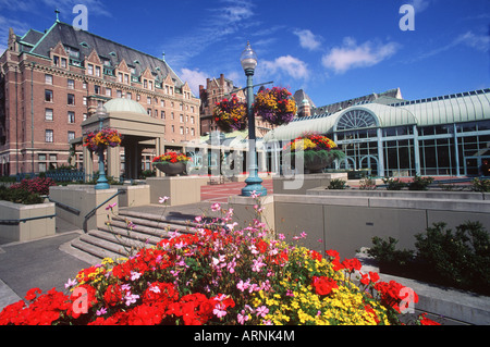 Centro Conferenze con Empress Hotel oltre a Victoria, Isola di Vancouver, British Columbia, Canada. Foto Stock