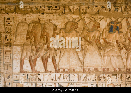 Rilievi colorati in tempio Medinat Habu o tempio Haboe Cisgiordania Luxor Valle del Nilo in Egitto Foto Stock