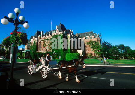 Carro trainato da cavalli di fronte all'Empress Hotel, Victoria, Isola di Vancouver, British Columbia, Canada. Foto Stock