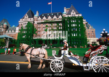 Empress Hotel oltre il carro trainato da cavalli, Victoria, Isola di Vancouver, British Columbia, Canada. Foto Stock