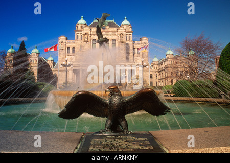 Ingresso posteriore degli edifici del Parlamento con la fontana in primo piano, Victoria, Isola di Vancouver, British Columbia, Canada. Foto Stock