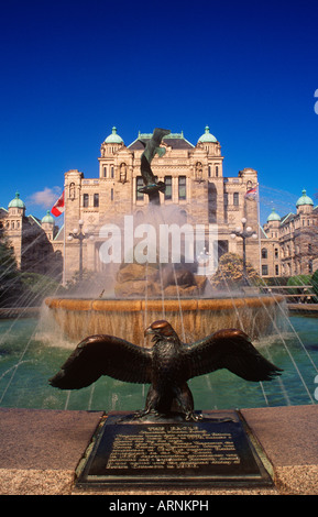 Ingresso posteriore degli edifici del Parlamento con la fontana in primo piano, Victoria, Isola di Vancouver, British Columbia, Canada. Foto Stock