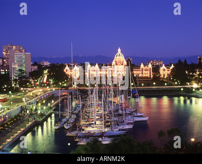 Porto Interno al crepuscolo con gli edifici del Parlamento europeo in background, Victoria, Isola di Vancouver, British Columbia, Canada. Foto Stock