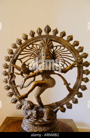 India dèi Shiva ballando - Nataraja Dancing in anello di fuoco danza cosmica - Bronzo Foto Stock