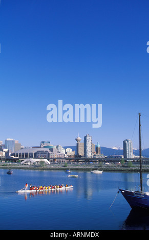 Dragon Boat racers in False Creek, Vancouver, British Columbia, Canada. Foto Stock