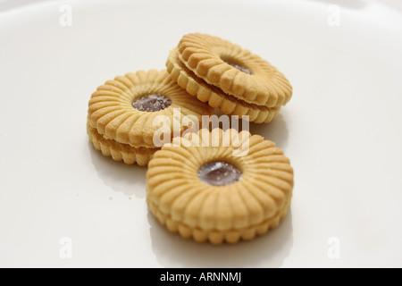 Tre Sandwich di marmellata i biscotti su una piastra bianca Foto Stock