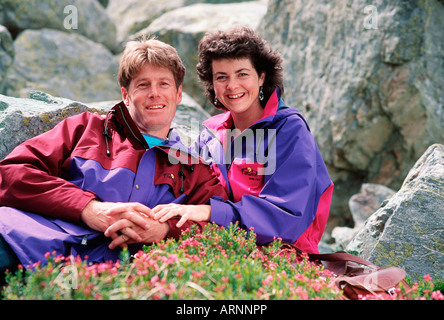 Giovane a riposo in montagna con heather foregroumd, Whistler, British Columbia, Canada. Foto Stock