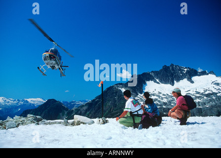 I turisti giapponesi heli escursionismo nella gamma di tantalo, Whistler, British Columbia, Canada. Foto Stock