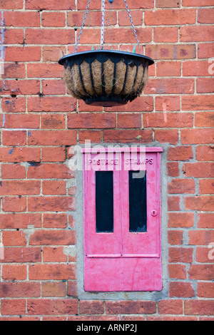 Francobollo Box e cesto appeso nel villaggio di Shere, Surrey Foto Stock