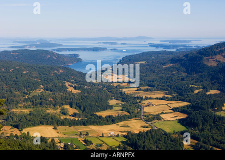 Vista dal Monte Maxwell, Salt Spring Island, guardando verso valle a Fulford Harbour, British Columbia, Canada. Foto Stock