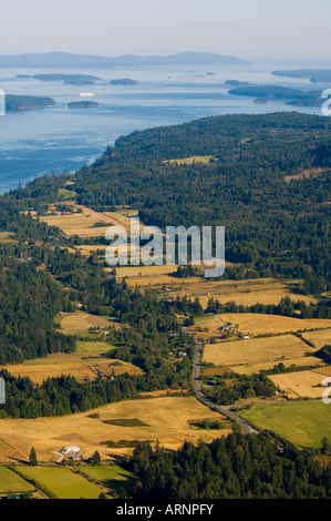 Vista dal Monte Maxwell, Salt Spring Island, guardando verso valle a Fulford Harbour, British Columbia, Canada. Foto Stock