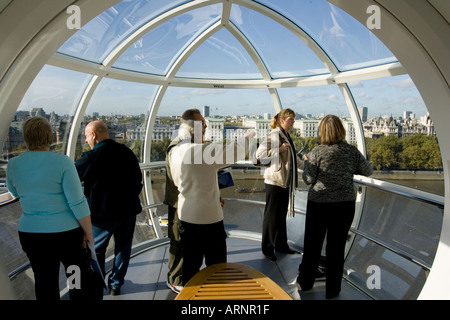 Visitatori all'interno cabina del London Eye Foto Stock