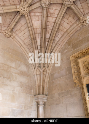 Dettaglio della nervatura portico con soffitto a volta chiesa di St Margaret Westminster Londra Inghilterra con motivi bossed. Foto Stock