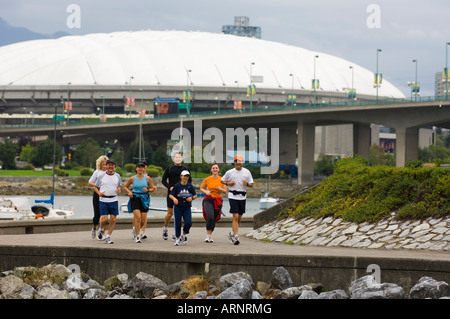 Jogging lungo False Creek, Vancouver, British Columbia, Canada. Foto Stock