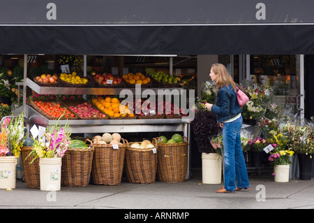 Una donna shopping su Granville Street, British Columbia, Canada. Foto Stock
