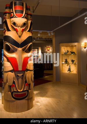 Totem a Granville Island, Vancouver, British Columbia, Canada. Foto Stock