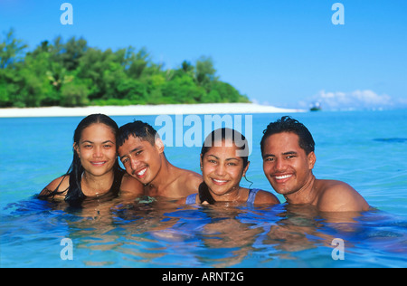 Isole di Cook, South Pacific Raratonga, Muri Lagoon, locale teens in acqua oceanica a beach Foto Stock