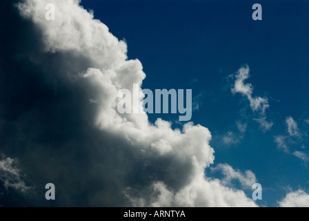 Nuvole del cielo e piani sopra l'AEROPORTO DI STANSTED ESSEX Inghilterra 2006 Foto Stock