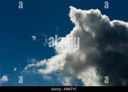 Nuvole del cielo e piani sopra l'AEROPORTO DI STANSTED ESSEX Inghilterra 2006 Foto Stock