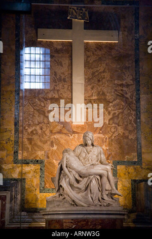 La celebre scultura "La Pietà di Michelangelo nella Basilica di San Pietro, Roma Foto Stock