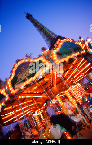 Francia, Parigi, giostra per la torre Eiffel Foto Stock