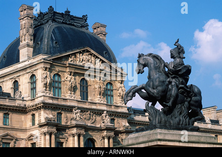 Francia, Versaille - statua equestre del 'Sun' re Louis XIV Foto Stock