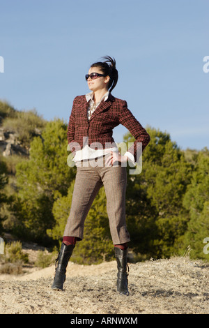 Ritratto di modello di giovani in posa sulle rocce in inverno abiti e scarpe Foto Stock