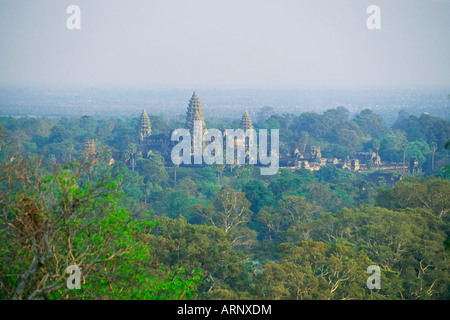 Il Sud Est Asiatico, Cambogia Siem Reap , Angkor Wat, vista del tempio dalla collina Foto Stock