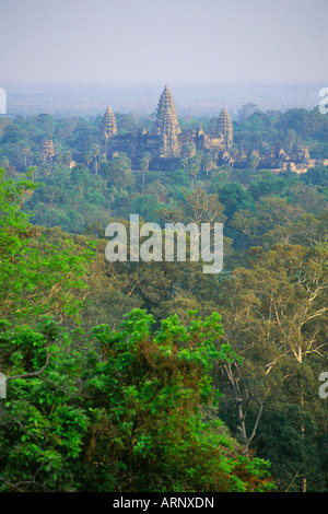 Il Sud Est Asiatico, Cambogia Siem Reap , Angkor Wat, vista del tempio dalla collina Foto Stock
