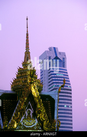 Sud Est Asia, Thailandia, Bangkok, contrasto del tempio vecchio e nuovo edificio alto Foto Stock