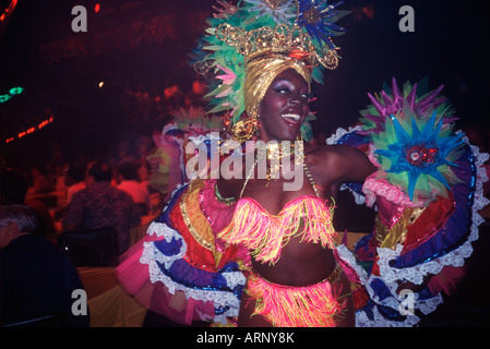 Cuba, La Habana, Tropicana Club con cabaret ballerina Foto Stock