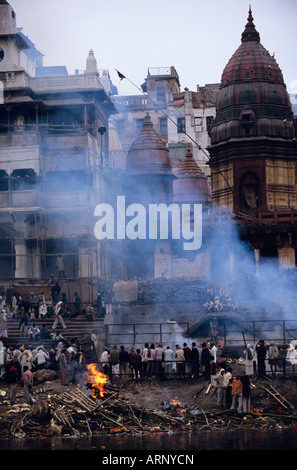 India, Varanasi, Manikarnika Ghat, la masterizzazione principale ghat. Luogo delle cremazioni sul Gange Foto Stock